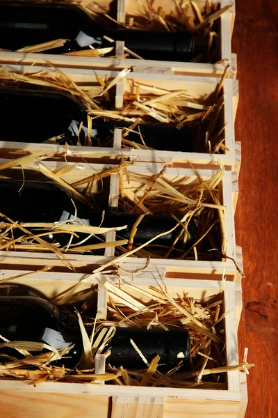 Caja de madera con botellas de vino de cerca — Foto de Stock