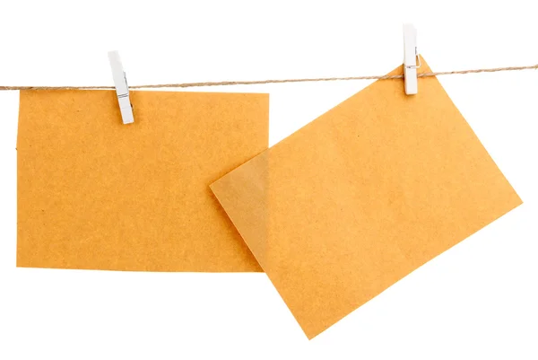 Stare arkusze papieru wiszące na lina na białym tle — Zdjęcie stockowe