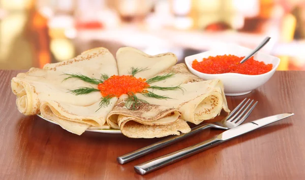 Heerlijke pannenkoeken met rode kaviaar op tafel in café — Stockfoto
