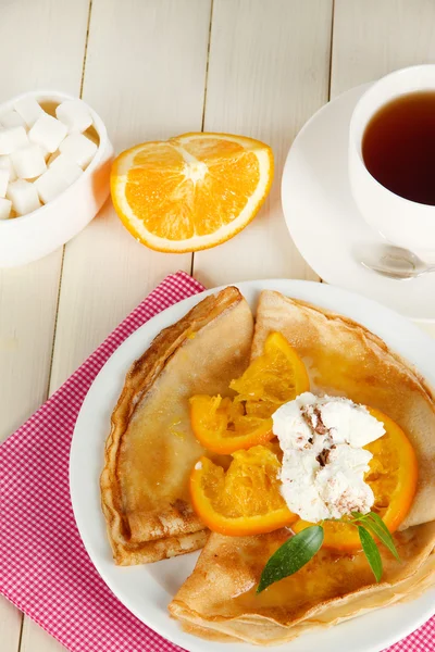 ナプキンのクローズ アップのオレンジとパンケーキ — ストック写真