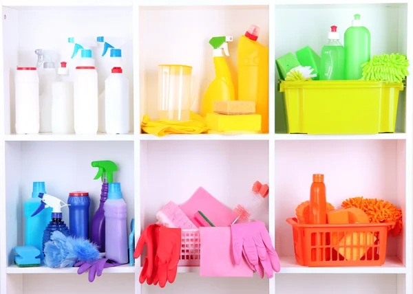 Estantes en despensa con limpiadores para el primer plano del hogar —  Fotos de Stock