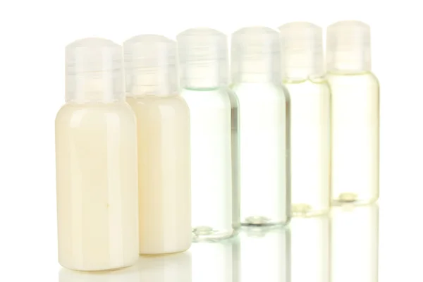 Hotel cosmetische flessen geïsoleerd op wit — Stockfoto