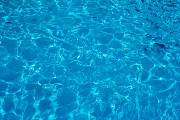 Hotelowy basen ze słonecznymi refleksami — Zdjęcie stockowe