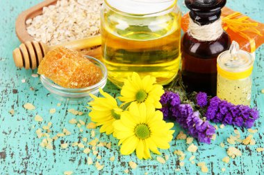 yağlar ve ahşap masa yakın çekim bal kokulu bal spa