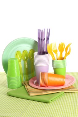 çok renkli plastik sofra üzerinde beyaz izole