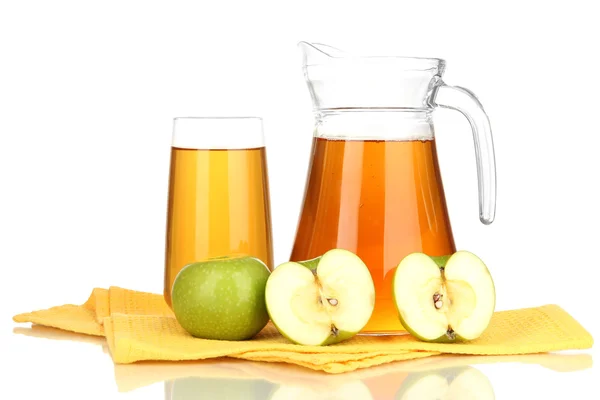 Vaso completo y jarra de zumo de manzana y manzanas aisladas en blanco — Foto de Stock