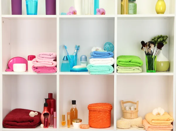 Accesorios de baño en estantes en el baño — Foto de Stock