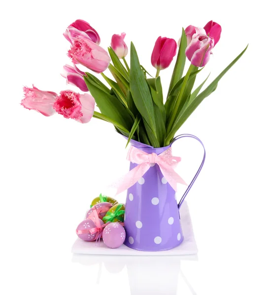 Húsvéti összetétele friss tulipán és a húsvéti tojás elszigetelt fehér — Stock Fotó