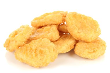 Kızarmış tavuk külçeleri beyaza izole edilmiş.