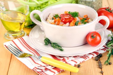 sebze ve otlar üzerinde ahşap masa yakın çekim tencerede lezzetli pirinç