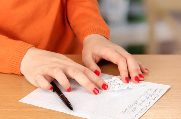 Examen de radiation sur table en bois sur fond de pièce — Photo