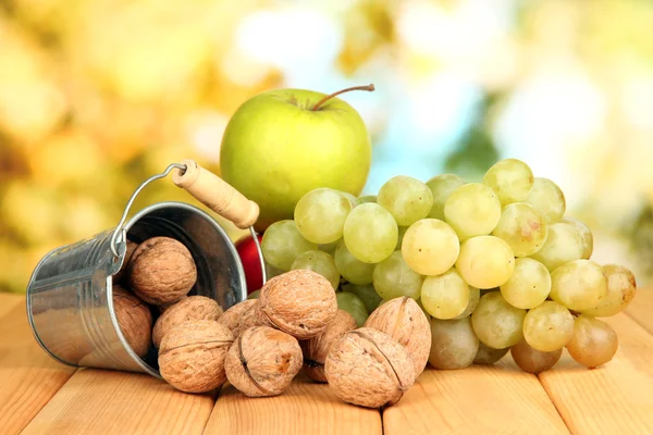 Grape with nuts on wooden table — Stockfoto