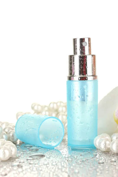 Perfume de mujer en hermosa botella y perlas, aislado en blanco — Foto de Stock