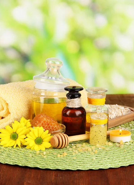 Spa de miel fragante con aceites y miel en la mesa de madera —  Fotos de Stock