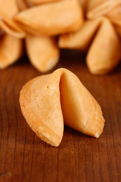 Galletas de la fortuna en mesa de madera —  Fotos de Stock