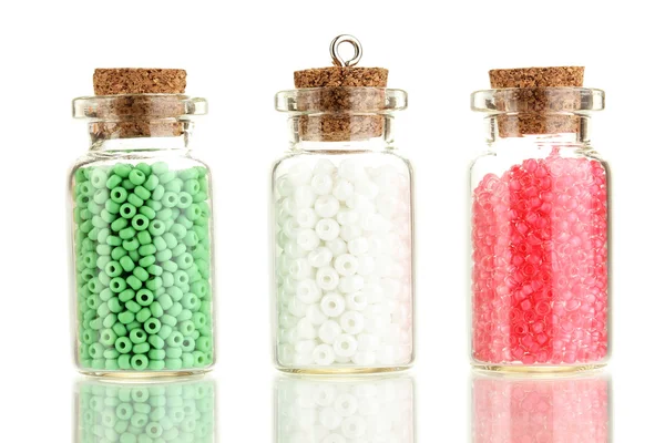 Malé láhve plné s barevnými korálky, izolované na bílém — Stock fotografie