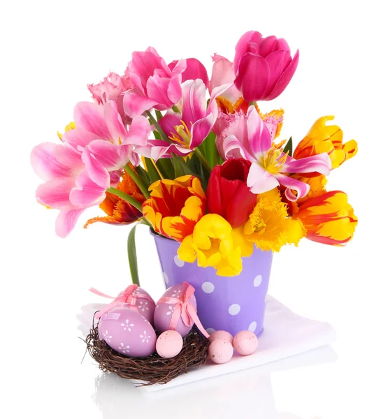 Composição de Páscoa com tulipas frescas e ovos de Páscoa isolados em branco — Fotografia de Stock