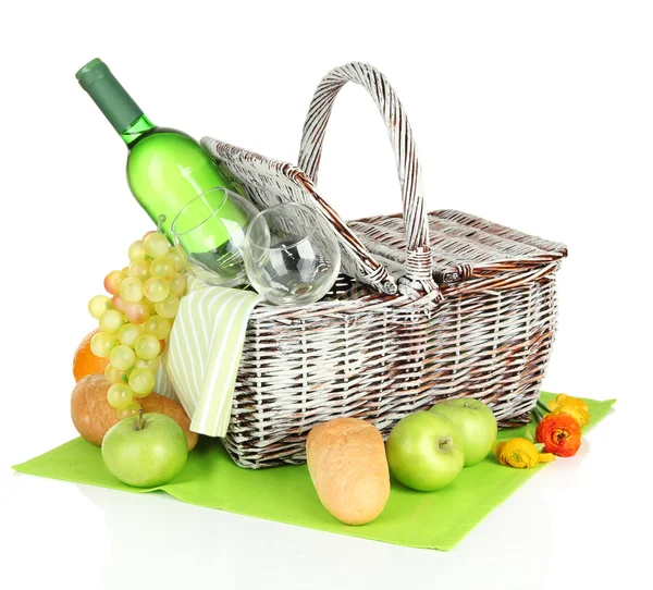 Cesta de picnic con frutas y botella de vino, aislado en blanco — Foto de Stock