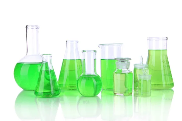 Tubos de ensaio com líquido verde, isolados a branco — Fotografia de Stock