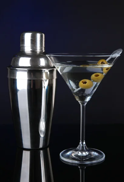 Martini glass with olives on dark blue background — Stock Photo, Image