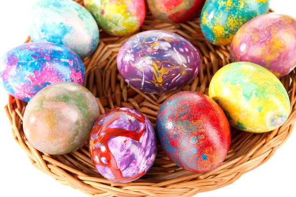 Hasır sepet yakın çekim güzel Paskalya yortusu yumurta — Stok fotoğraf