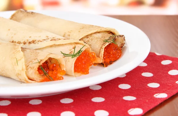 Heerlijke pannenkoeken met rode kaviaar op tafel in café — Stockfoto