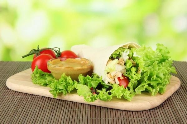 Kebab - grilled meat and vegetables, on bamboo mat, on bright background — Stock Photo, Image