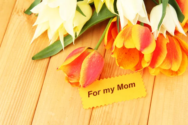 Bonitas tulipas brancas e laranja no fundo de madeira — Fotografia de Stock