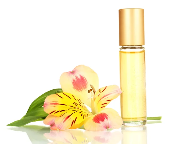 Perfume feminino em garrafa bonita com flor isolada em branco — Fotografia de Stock