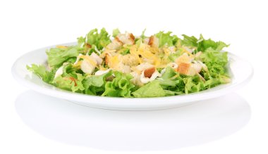 Sezar salatası beyaz tabakta üzerine beyaz izole