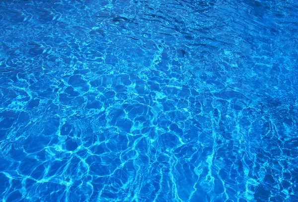 Piscine de l'hôtel avec des reflets ensoleillés — Photo