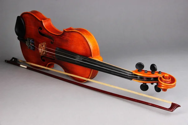 Violino classico su sfondo grigio — Foto Stock