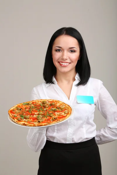 Mooi meisje ober met pizza geïsoleerd op wit — Stockfoto