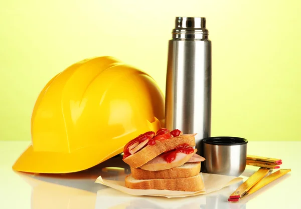 Almoço trabalhador em fundo verde — Fotografia de Stock