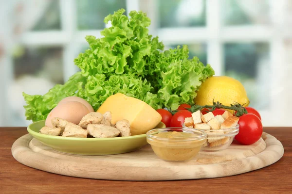 Ингредиенты для салата Цезарь на ярком фоне — стоковое фото