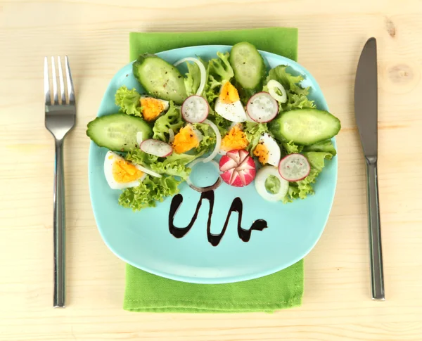 Yumurta, ahşap arka plan üzerinde renkli plaka üzerinde diğer sebze ve salata yaprakları taze karışık salata — Stok fotoğraf