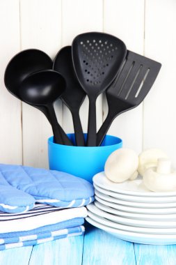 tahta masa üzerinde başka kap, potholders, havlu ve: mutfak ayarları