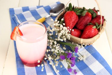 ahşap masa yakın çekim üzerinde cam enfes çilekli yoğurt