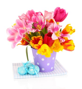 taze laleler ve üzerinde beyaz izole Paskalya yumurta Paskalya kompozisyonu
