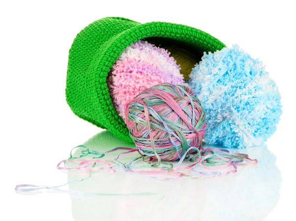 Fils colorés pour tricoter en panier vert isolé sur blanc — Photo