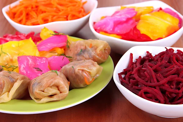 Rollos de col rellenos en primer plano de la mesa — Foto de Stock