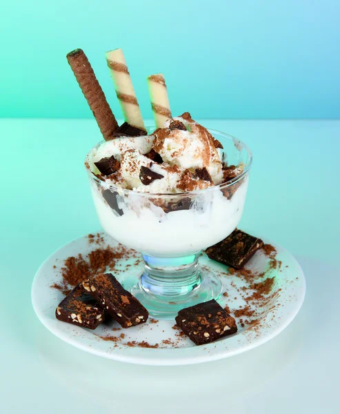 Мороженое с вафельными палочками на синем фоне — стоковое фото