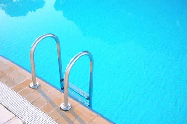 Hotel swimming pool with sunny reflection — Stock Photo, Image