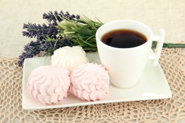 uçan daire üzerinde Marshmallows ışık arka plan şeffaf kapaklı