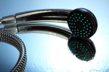 duş ve düşer, mavi zemin üzerine