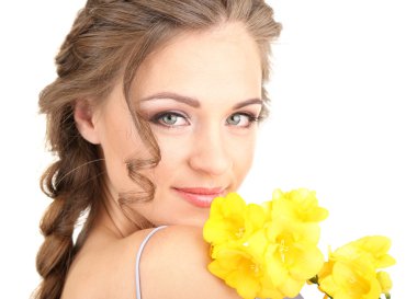 Güzel saç modeli ve çiçekler, üzerinde beyaz izole olan kadın