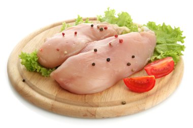 çiğ tavuk eti üzerinde beyaz izole kesme tahtası üzerinde