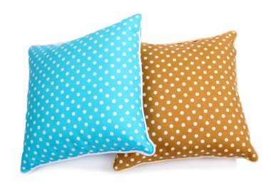 İki yastık üzerinde beyaz izole