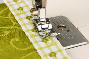 dikiş makinesi çalışma bölümü yeşil bezle closeup