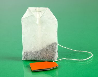 çay torba yeşil zemin üzerine